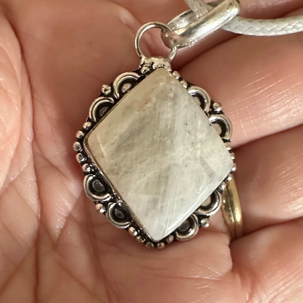 Elegant Natural Stone Pendant Necklace - Picture 10 of 11